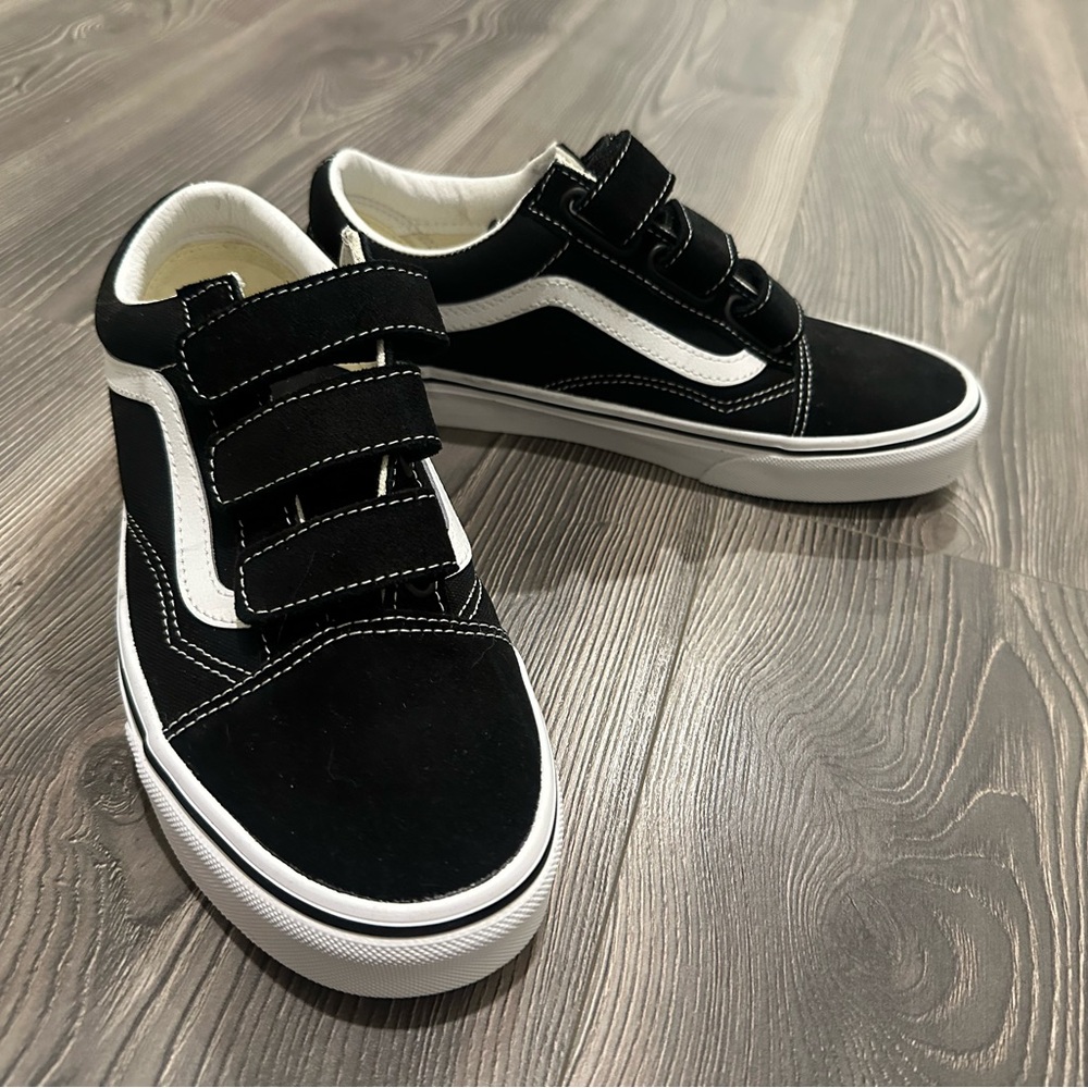 CLASSIC OLD SCHOOL BLACK AND WHITE VANS WITH STRAPS SIZE 6.5